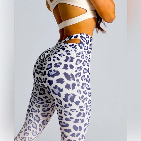 Noire blanc LEOPARD GRADIENT SCRUNCH LEGGING🐆🤍 - Picture 1 of 4